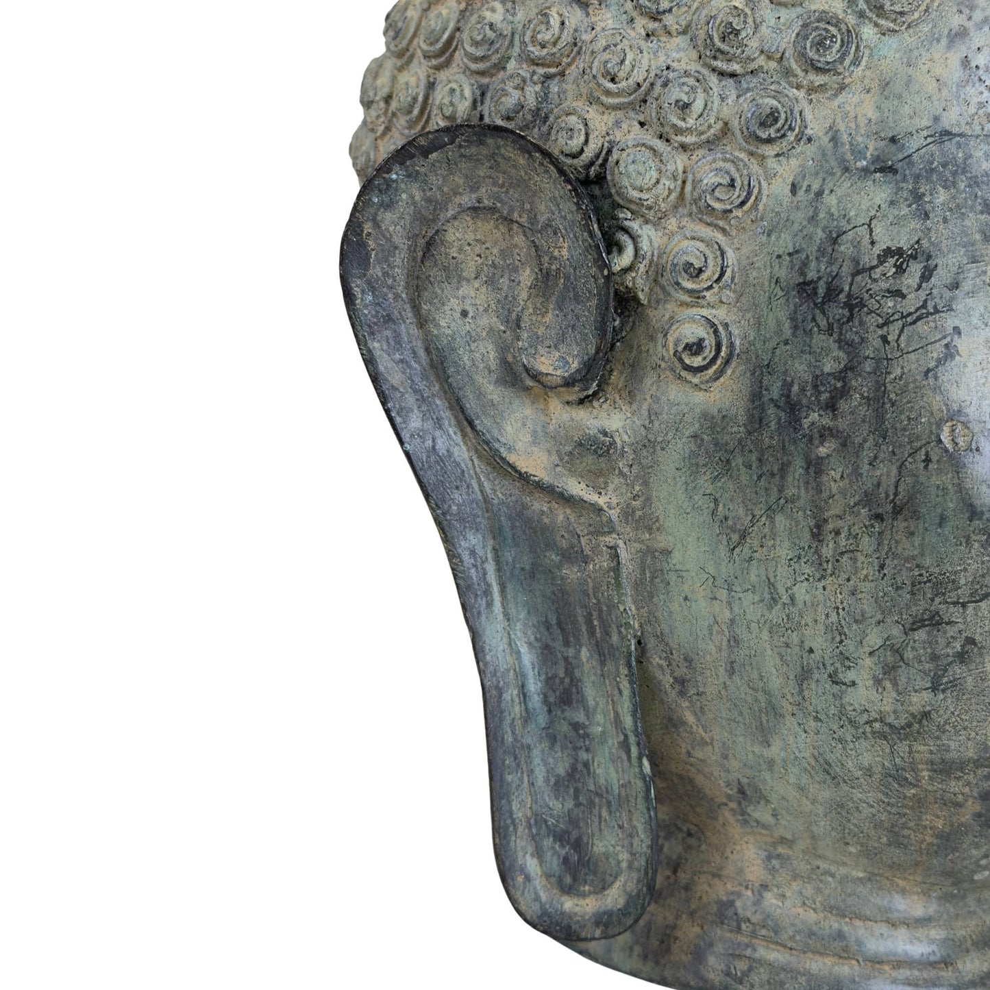 Detail des langen Ohrläppchens und der Patina des bronzenen Buddha-Kopfes