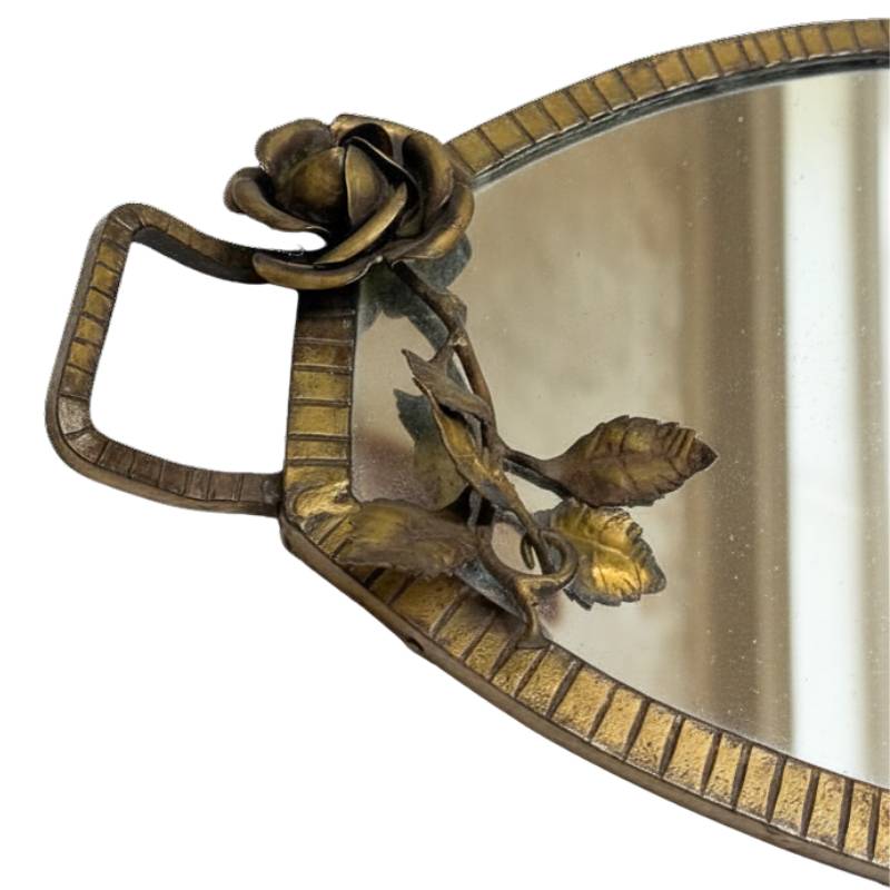 Detail einer bronzenen Coupéschale auf drei Beinen aus einem französischen Tischgedeck