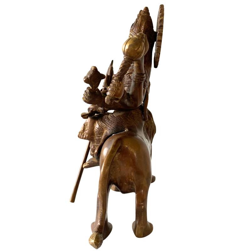 Detail einer Durga-Bronzestatue mit Krone und Schmuck – Hindu-Göttin