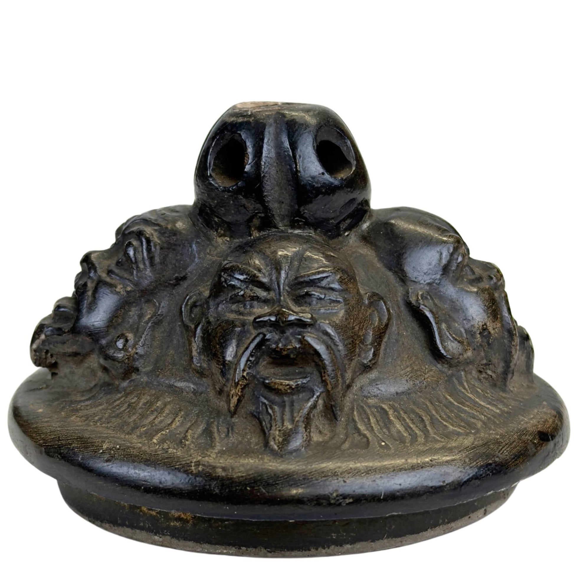 Detail eines drachenförmigen Griffs an einem antiken belgischen Topf