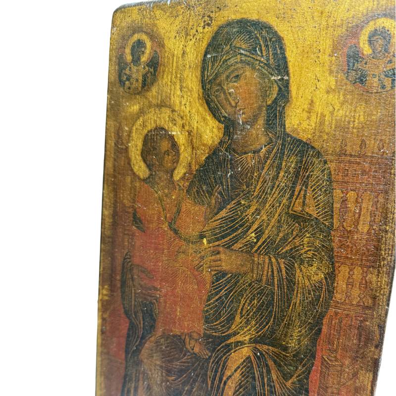 Nahaufnahme der Gesichter von Maria und dem Christuskind mit sichtbarem antiken Craquelé-Effekt und Goldgrund.