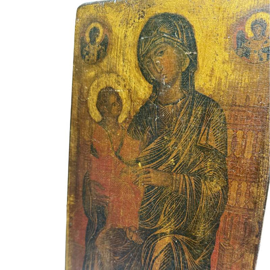 Nahaufnahme der Gesichter von Maria und dem Christuskind mit sichtbarem antiken Craquelé-Effekt und Goldgrund.