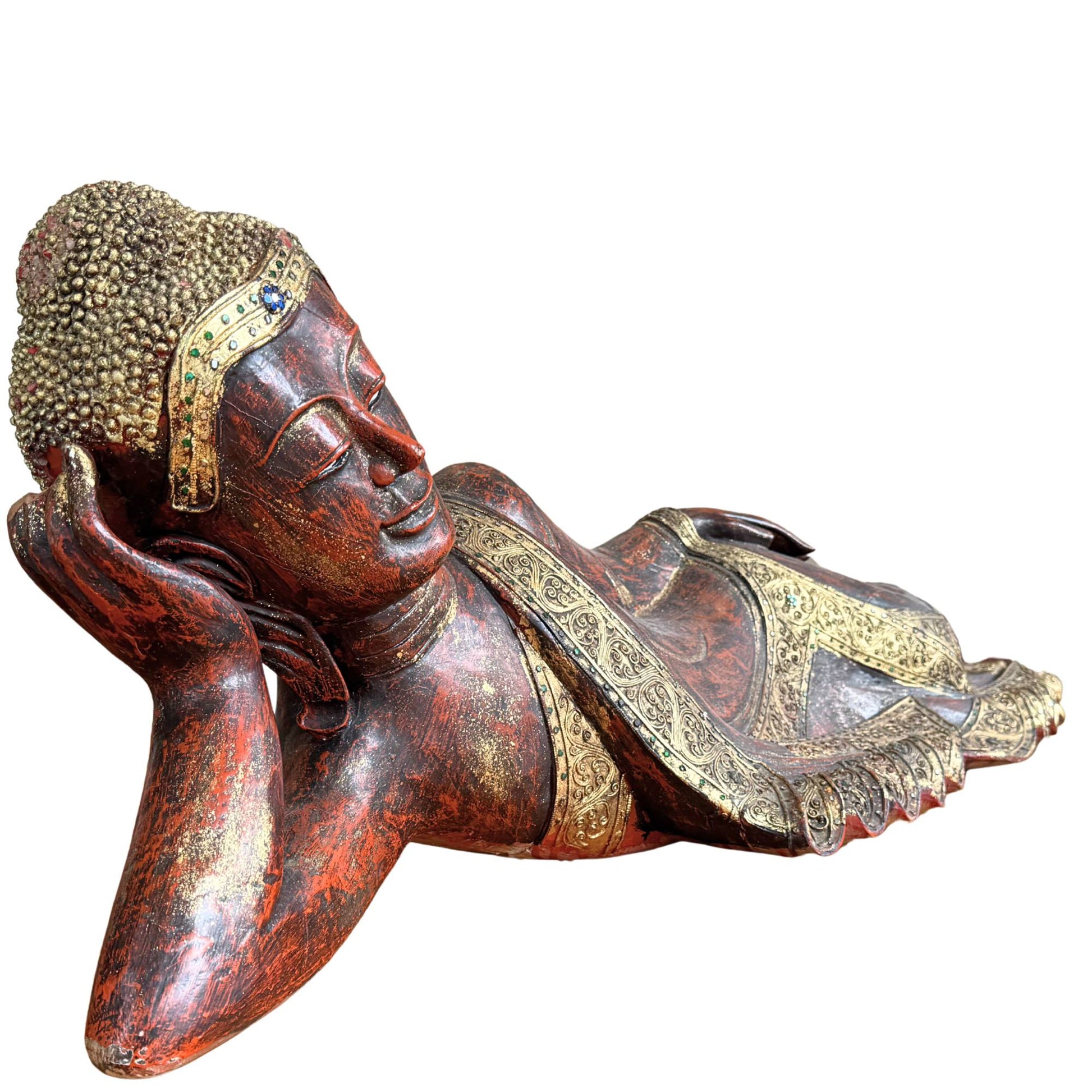 Detail des gelassenen Gesichts und der Hand des burmesischen Buddha in Parinirvana-Pose