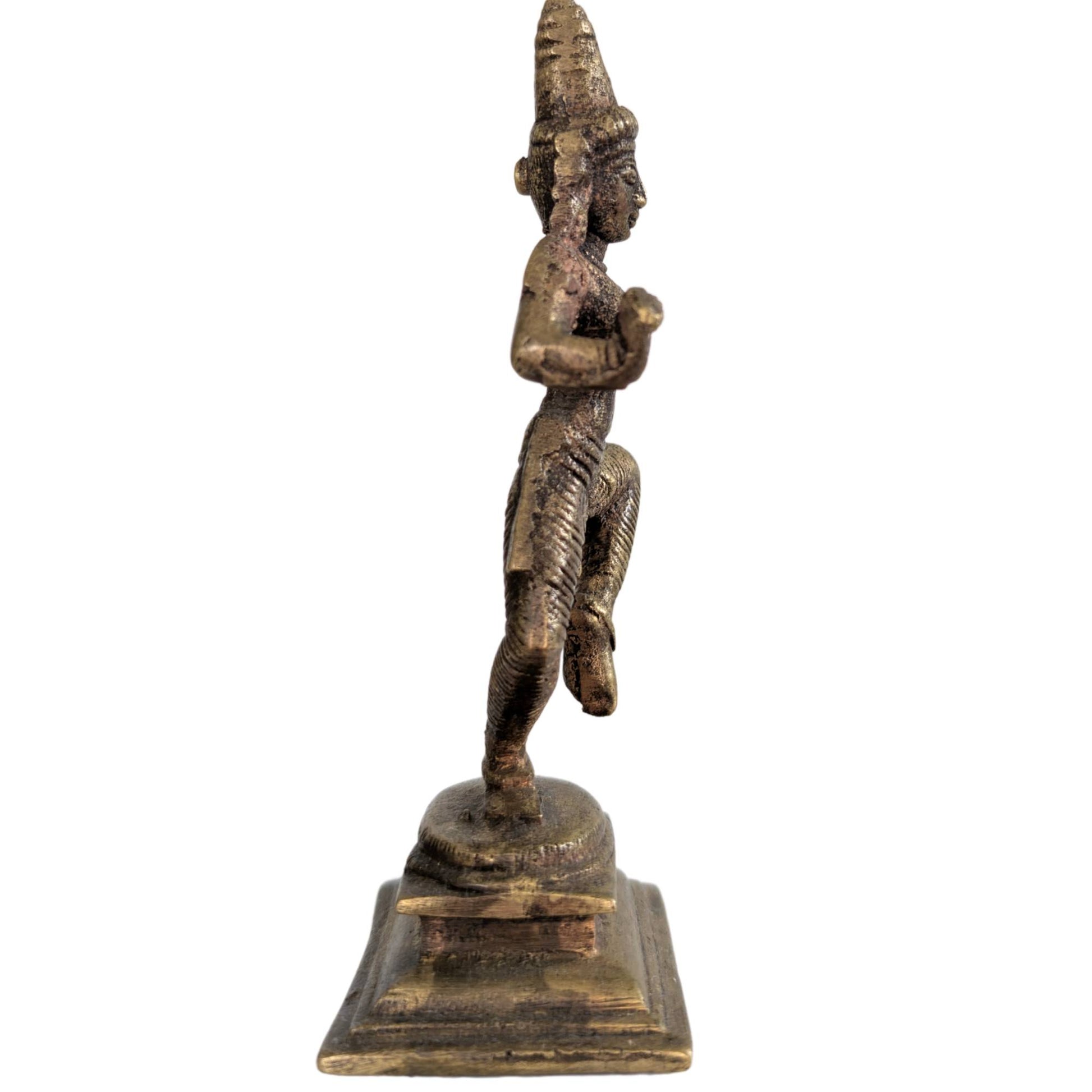 Nahaufnahme des detaillierten Kopfschmucks und der Gesichtszüge der Figur.