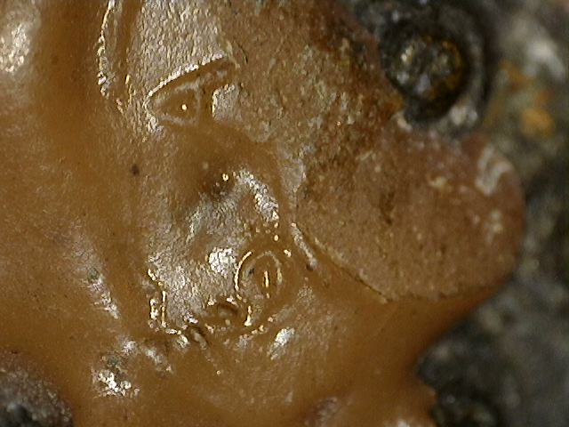 Detail eines wachssiegelähnlichen Musters auf einer chinesischen Buddha-Statue aus Bronze