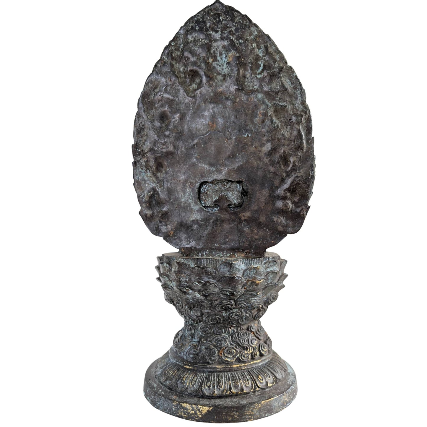 Nahaufnahme des schweren, mehrschichtigen Lotusthrons der 3,5 kg schweren Bronzestatue.