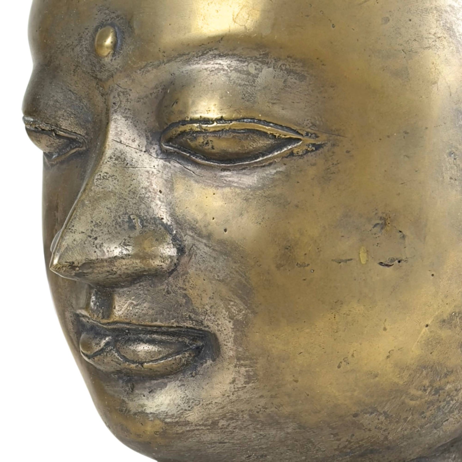 Detail des Auges einer Buddha-Skulptur aus Bronze