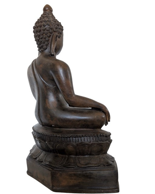 Nahaufnahme der dunklen Patina und der bronzenen Textur der Buddha-Statue.