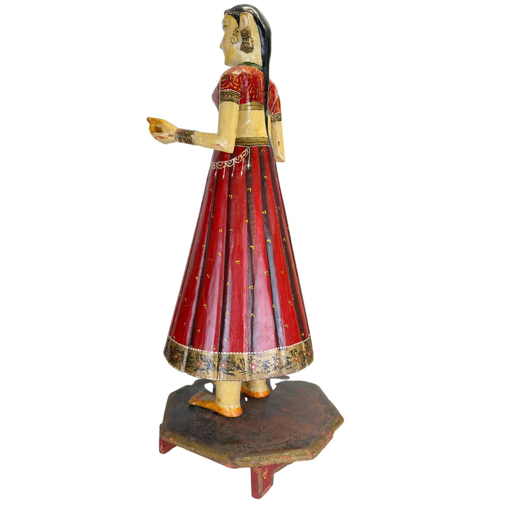 Detailaufnahme des Gesichts einer Rajasthani-Braut mit großen mandelförmigen Augen, roten Lippen, Bindi und schwarz gefärbtem Haar.