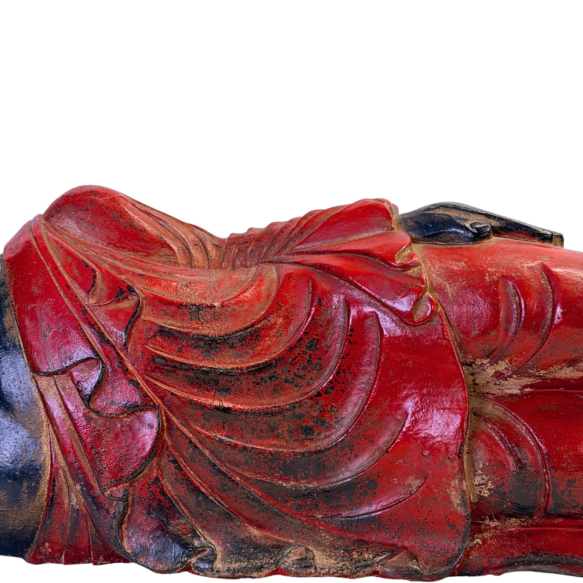 Detail der rot polychrom gefassten Gewandfalten mit Vergoldungsresten