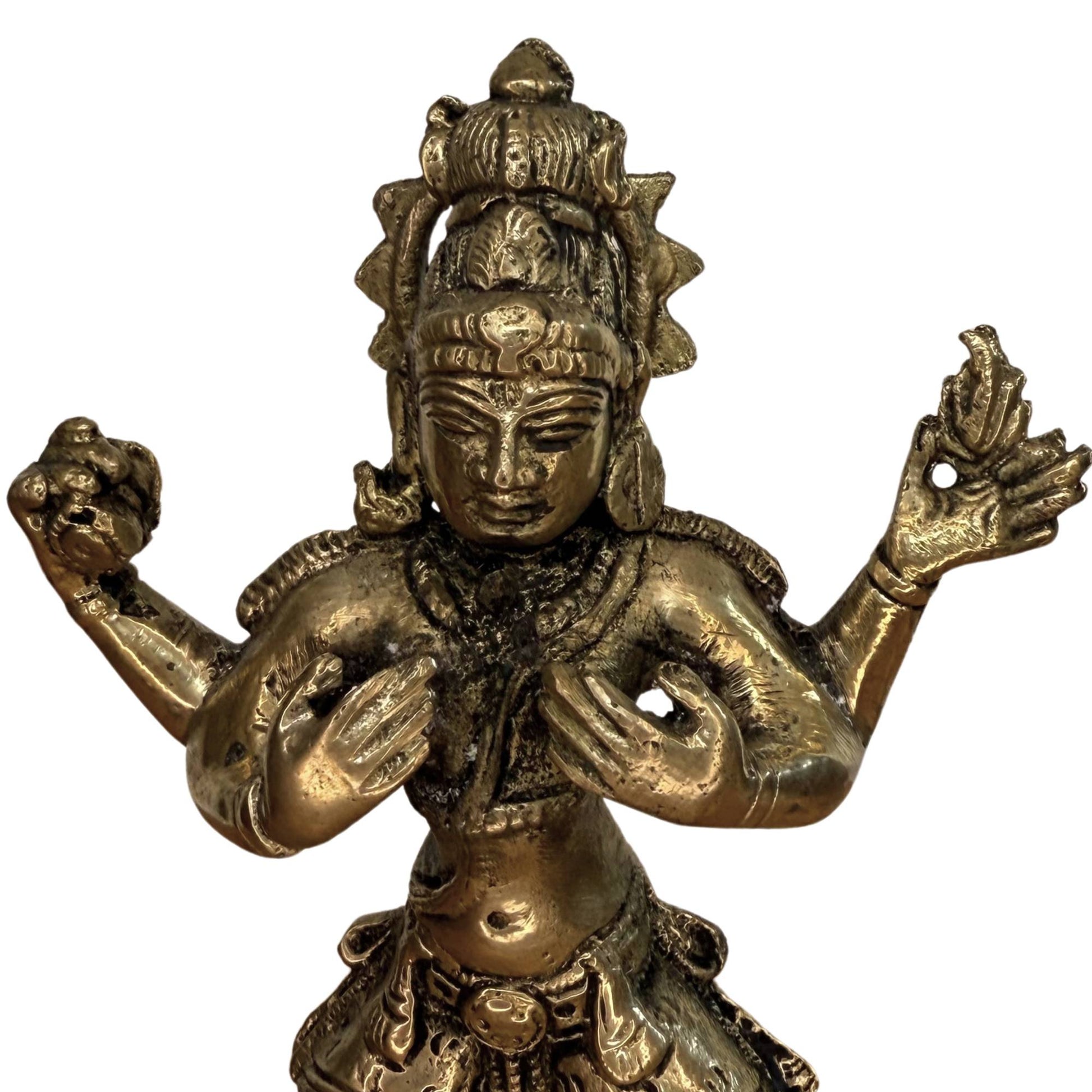 Nahaufnahme des Torsos und der Damaru-Trommel, ein Symbol für den Herzschlag des Kosmos.