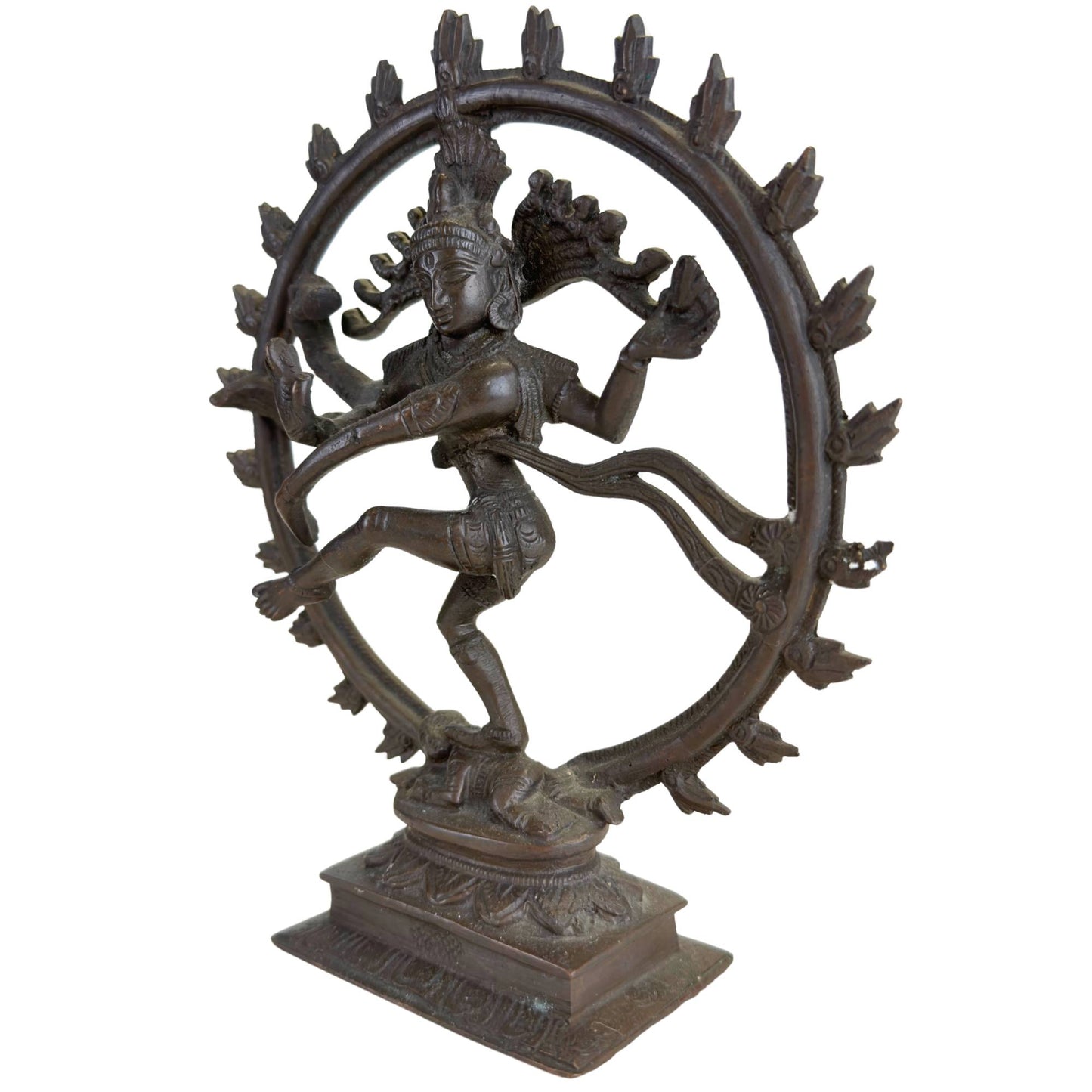 Detail des Gesichts, der Handmudra und der feinen Bronzestruktur der massiven Shiva-Statue