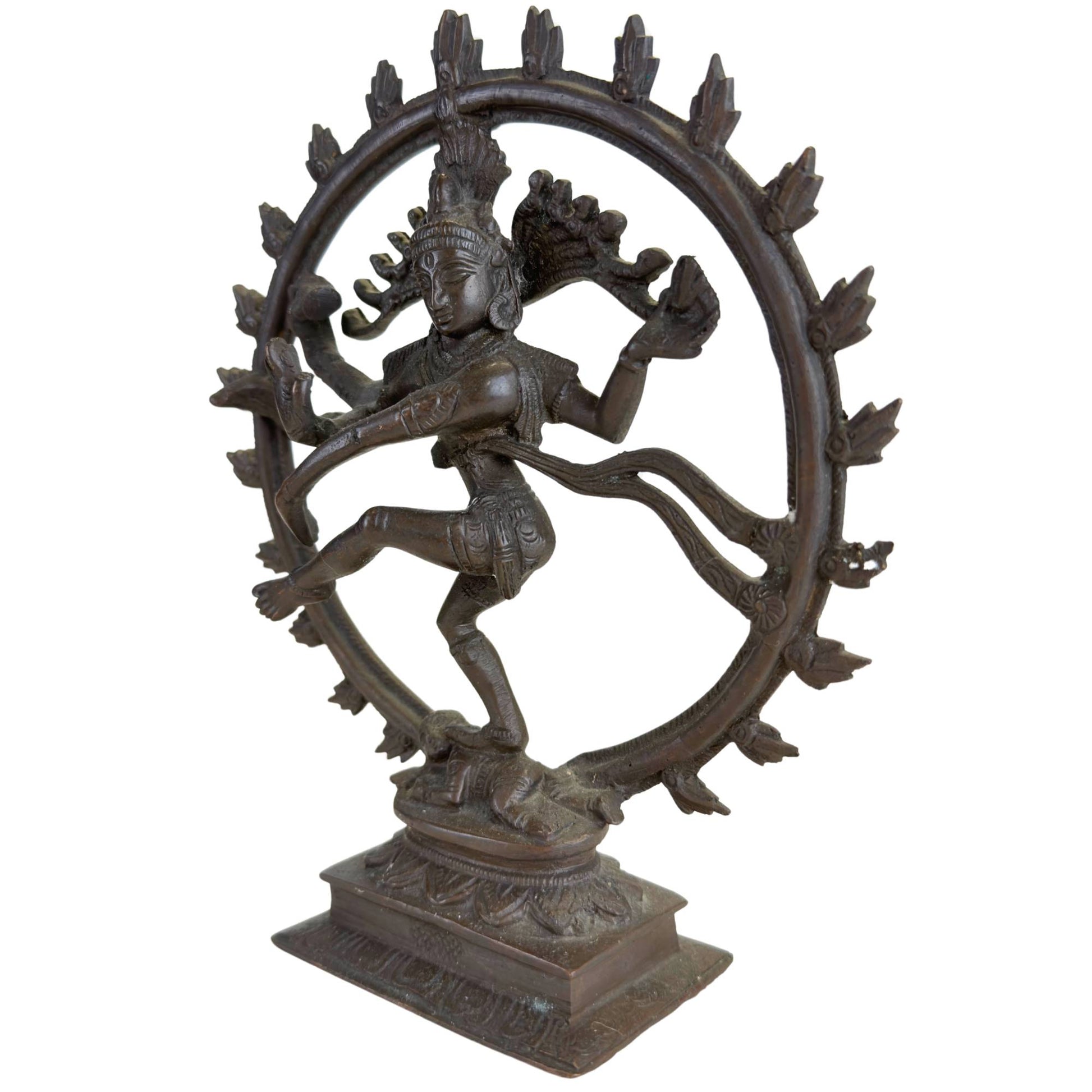 Detail des Gesichts, der Handmudra und der feinen Bronzestruktur der massiven Shiva-Statue