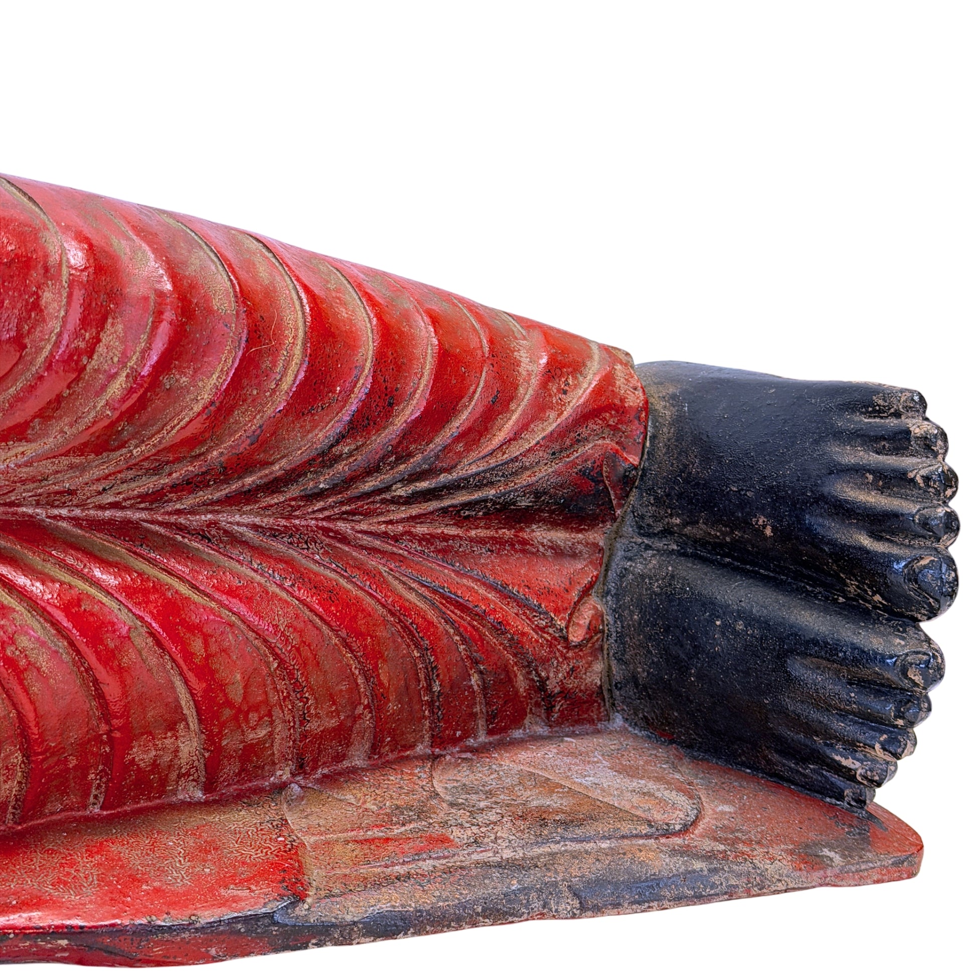 Detail der Füße und des roten Gewands des antiken liegenden Buddha