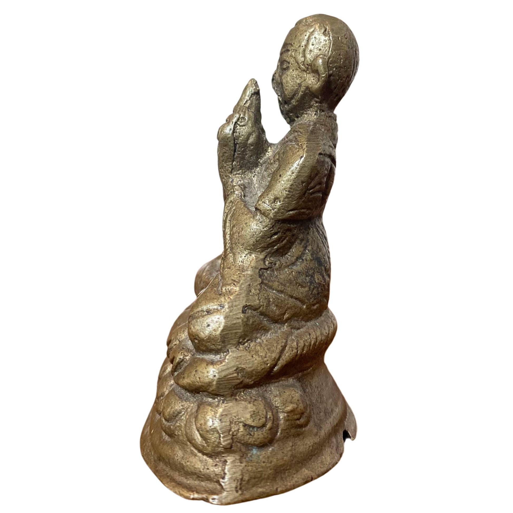Nahaufnahme der Bronzefigur mit deutlichen Spuren der ursprünglichen Feuervergoldung in den tieferen Falten.