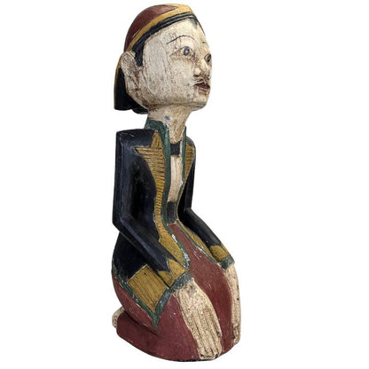 Zwei blonde Figuren von Dewi Sri und Raden Sadono in Hofkleidung.