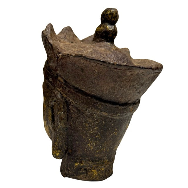 Tempelfragment mit Kopf der Dizang Pusa, vergoldetes Gusseisen, chinesischer Herkunft
