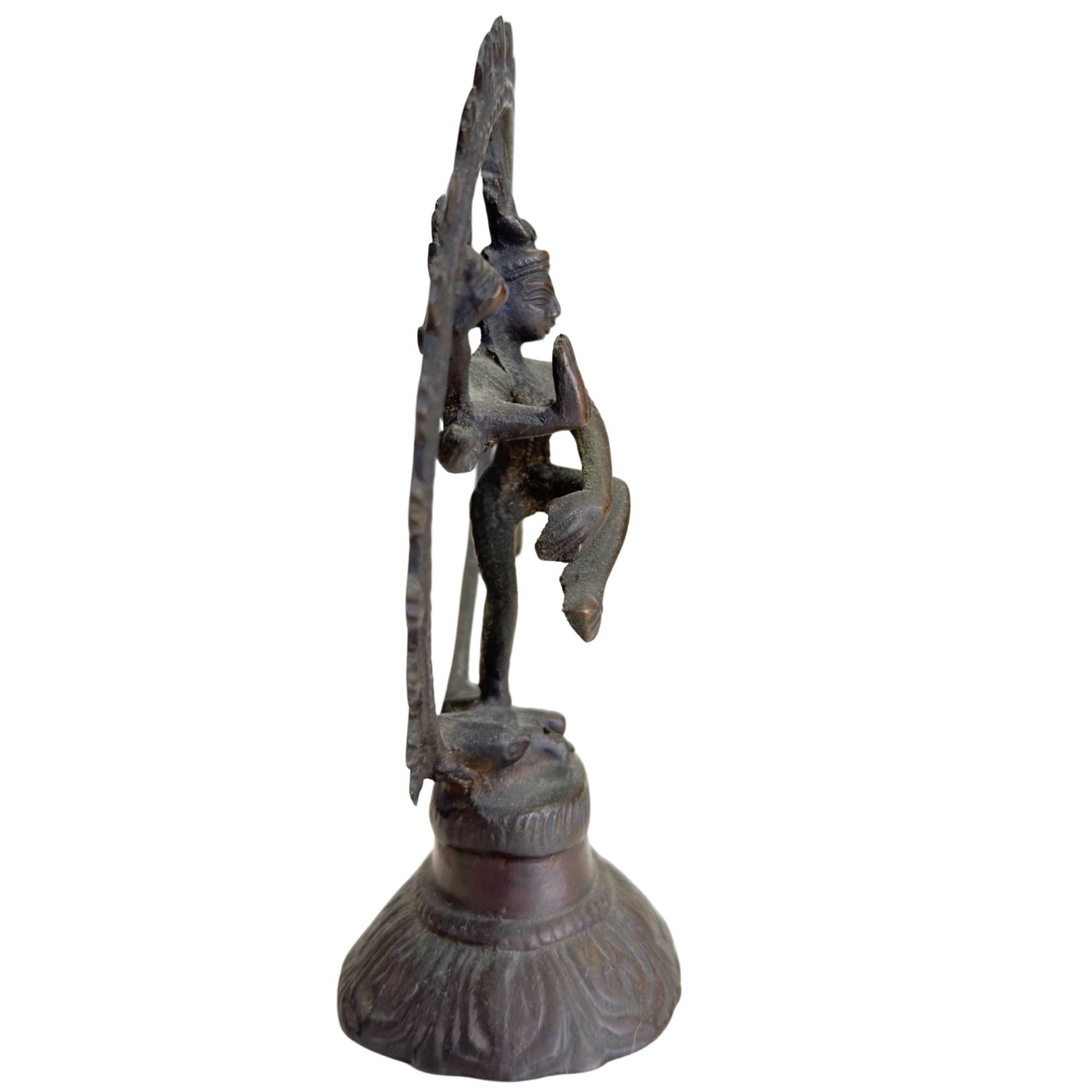 Dunkelbronzene Shiva Nataraja-Figur mit offenem Flammenring und spiritueller Aura