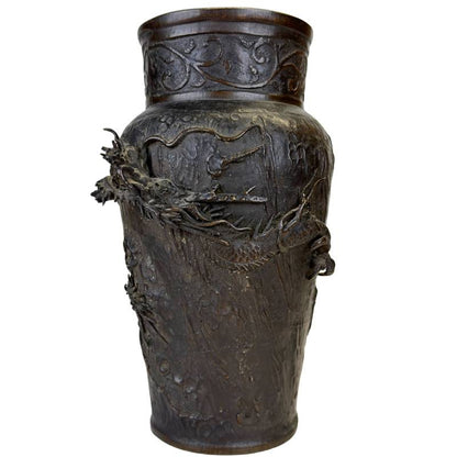 Die charakteristische tiefschokoladige Patina auf antiker japanischer Bronze.