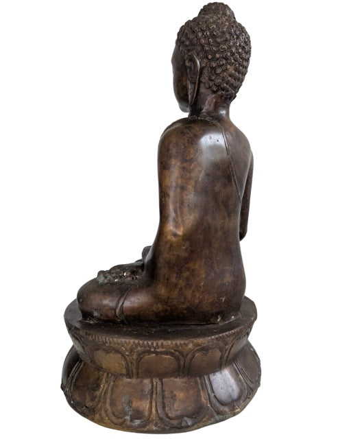 Tief schokoladenbraune Patina auf einer antiken Buddha-Skulptur aus Bronze.
