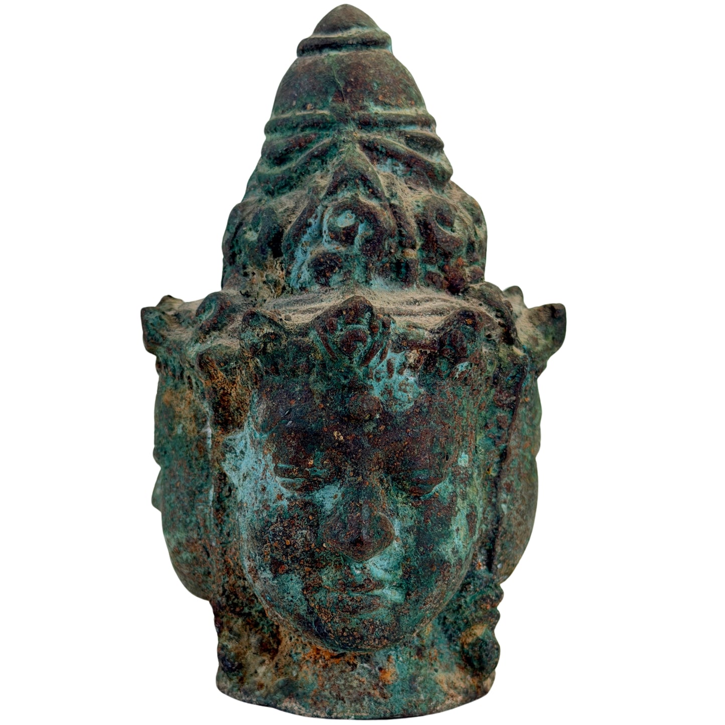 Detail der Gesichter einer dreiköpfigen Trimurti im Khmer-Stil