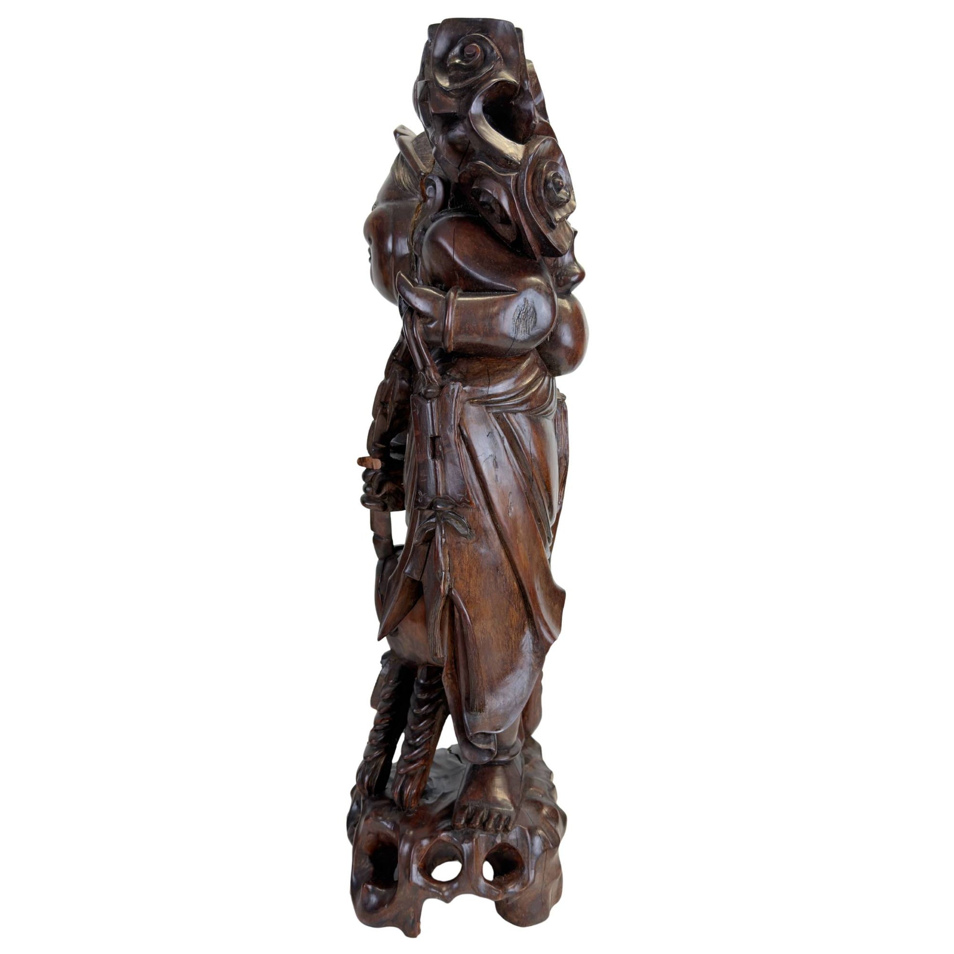 Nahaufnahme einer Ebisu-Skulptur mit einer Goldbrasse in der Hand