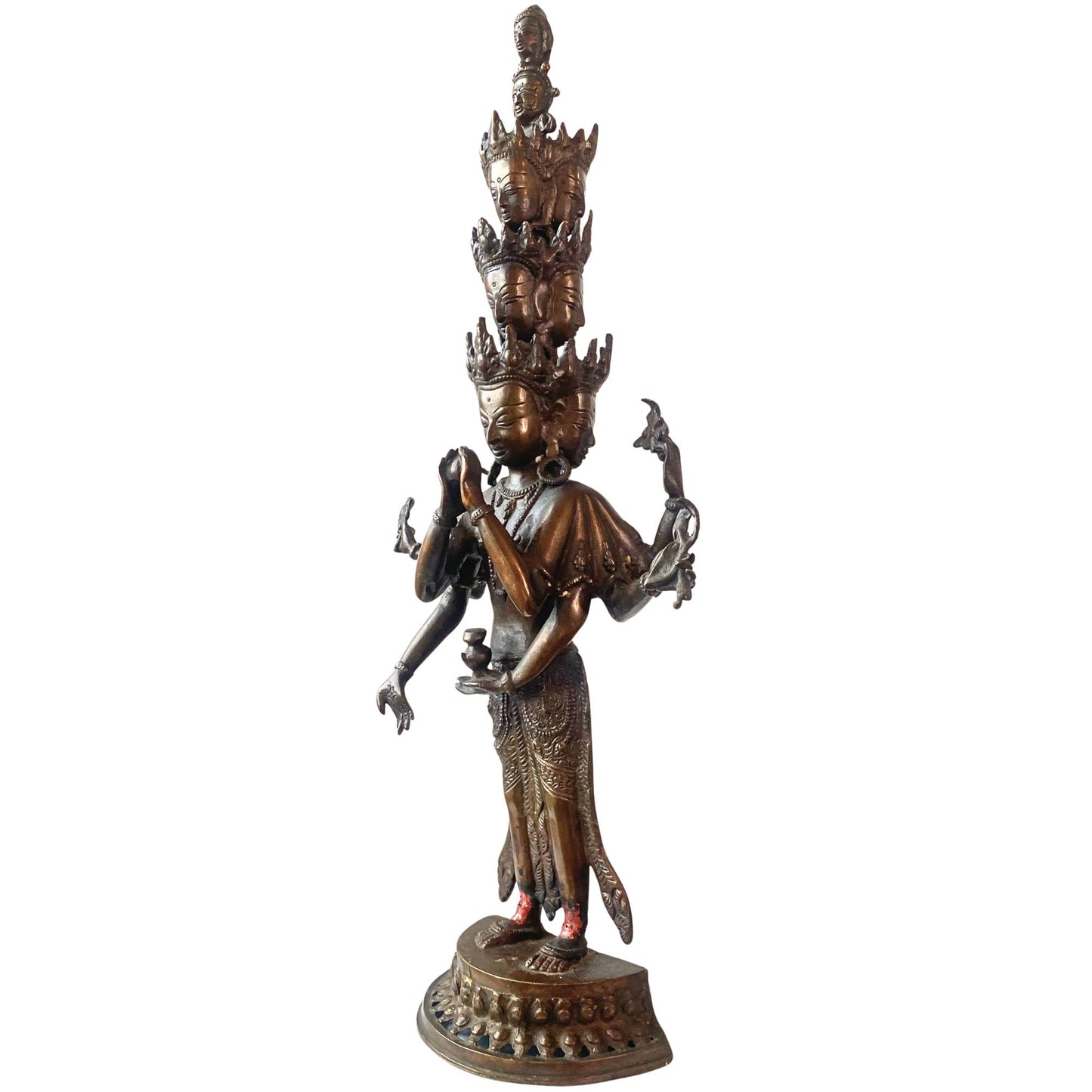 Nahaufnahme der elf übereinander gestapelten Köpfe der Avalokiteshvara-Bronzefigur