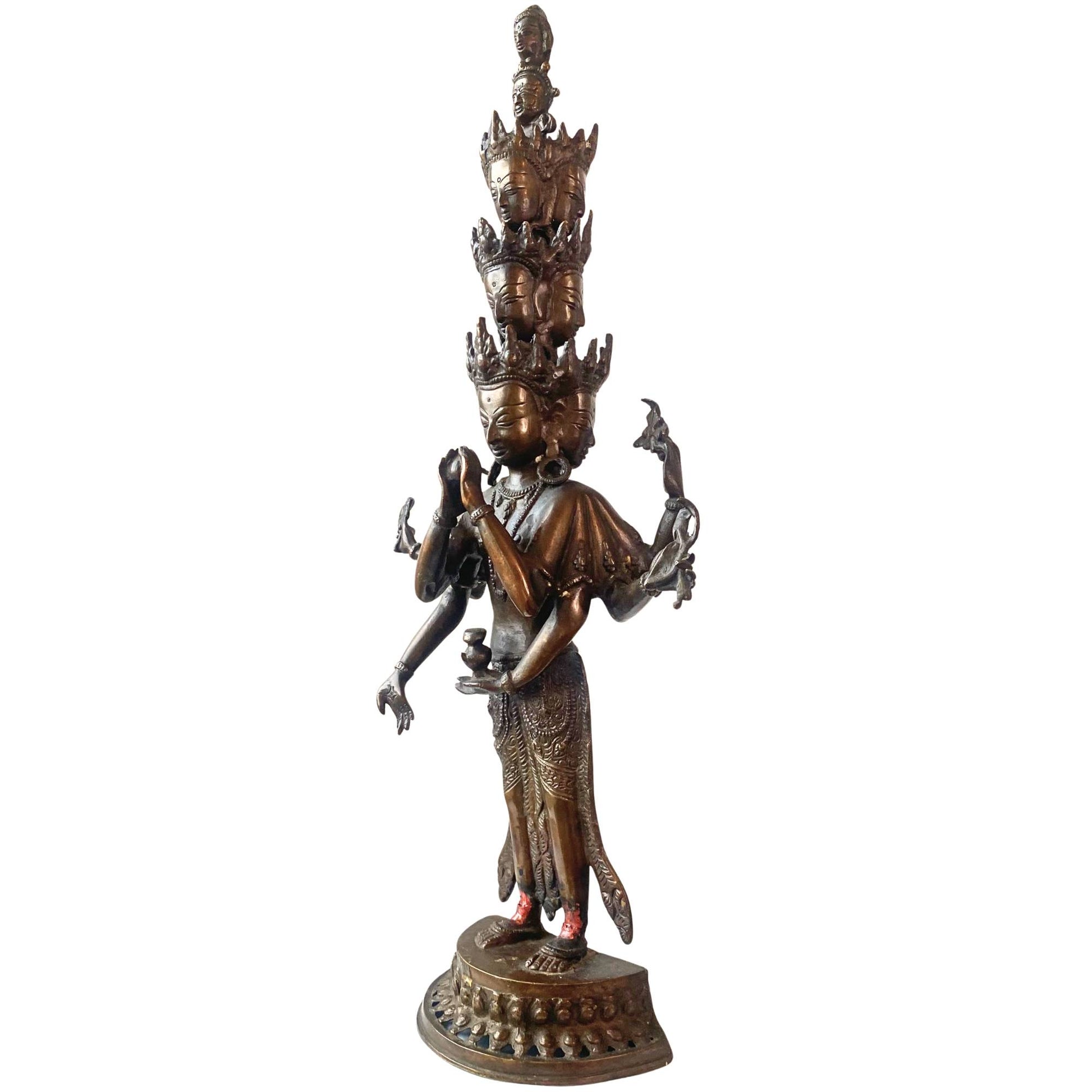 Nahaufnahme der elf übereinander gestapelten Köpfe der Avalokiteshvara-Bronzefigur