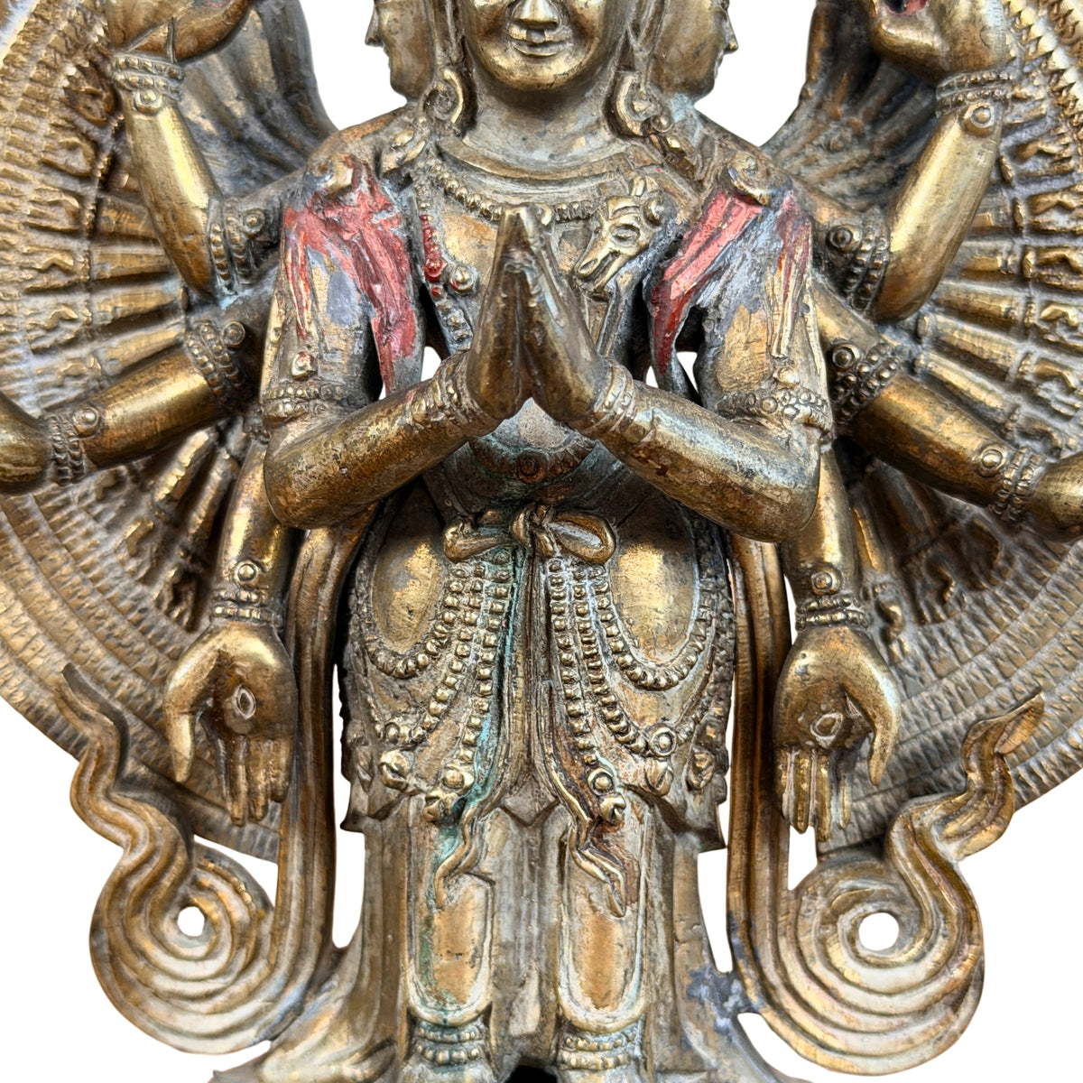 Haupthände in Anjali-Mudra, rote Pigmentreste an den Schulterschärpen und geöffnete gesenkte Hände, Detail