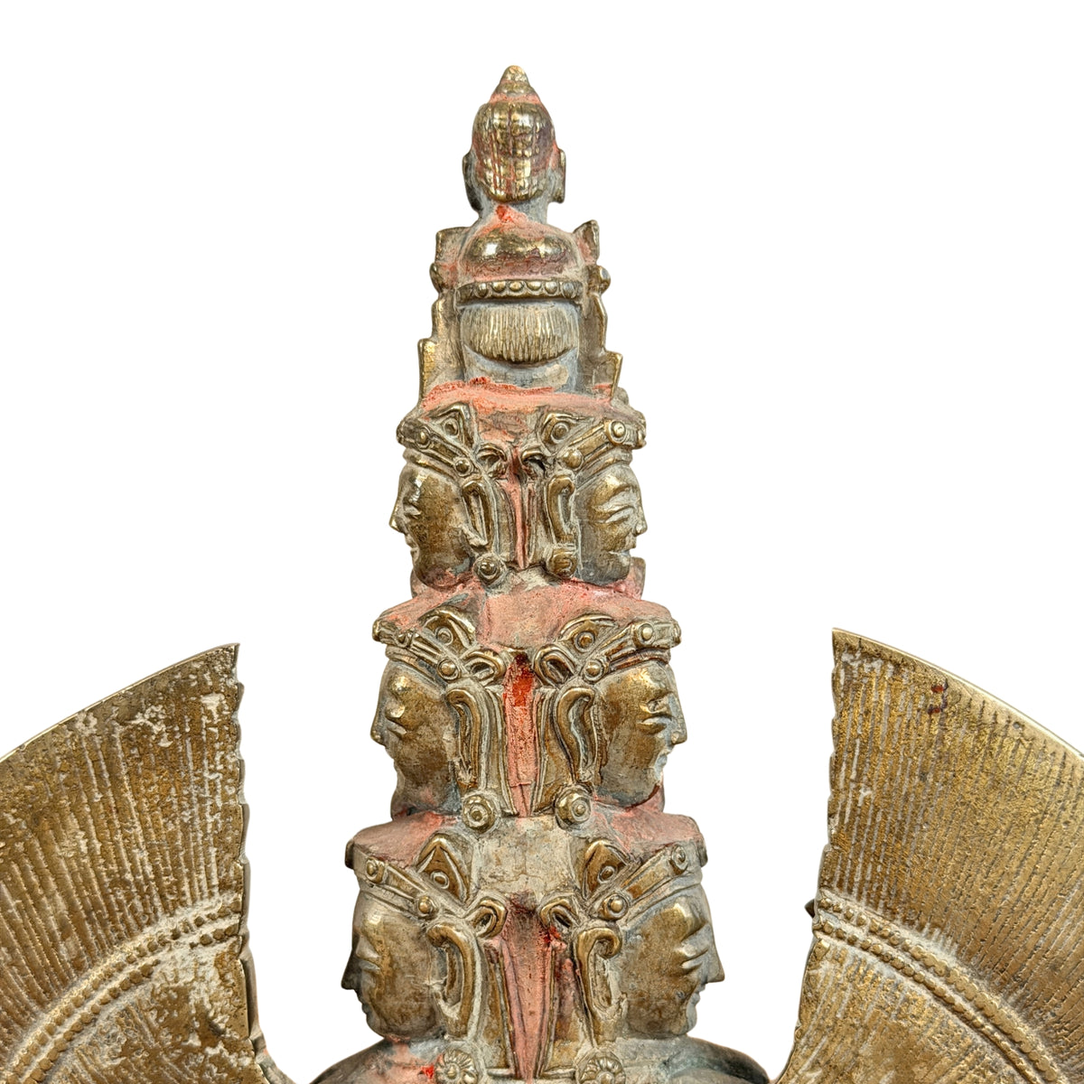 Rückseite des Kopfturms mit Seitengesichtern, roten Pigmentresten und kleinem Amitabha an der Spitze