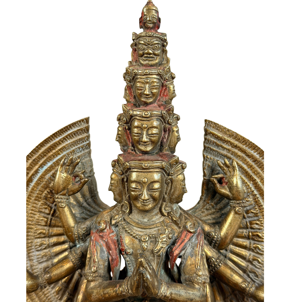 Turm aus elf Köpfen mit zornigem Gesicht und kleinem Amitabha an der Spitze, erhobene Hände in Vitarka-Mudra