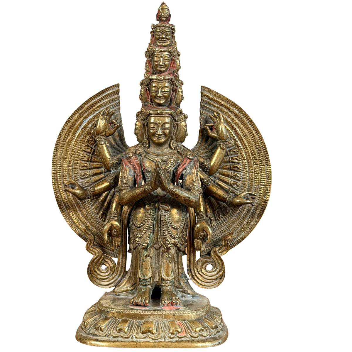 Staande elfhoofdige Avalokiteshvara van verguld brons met tweedelige aureool vol kleine armen, vooraanzicht