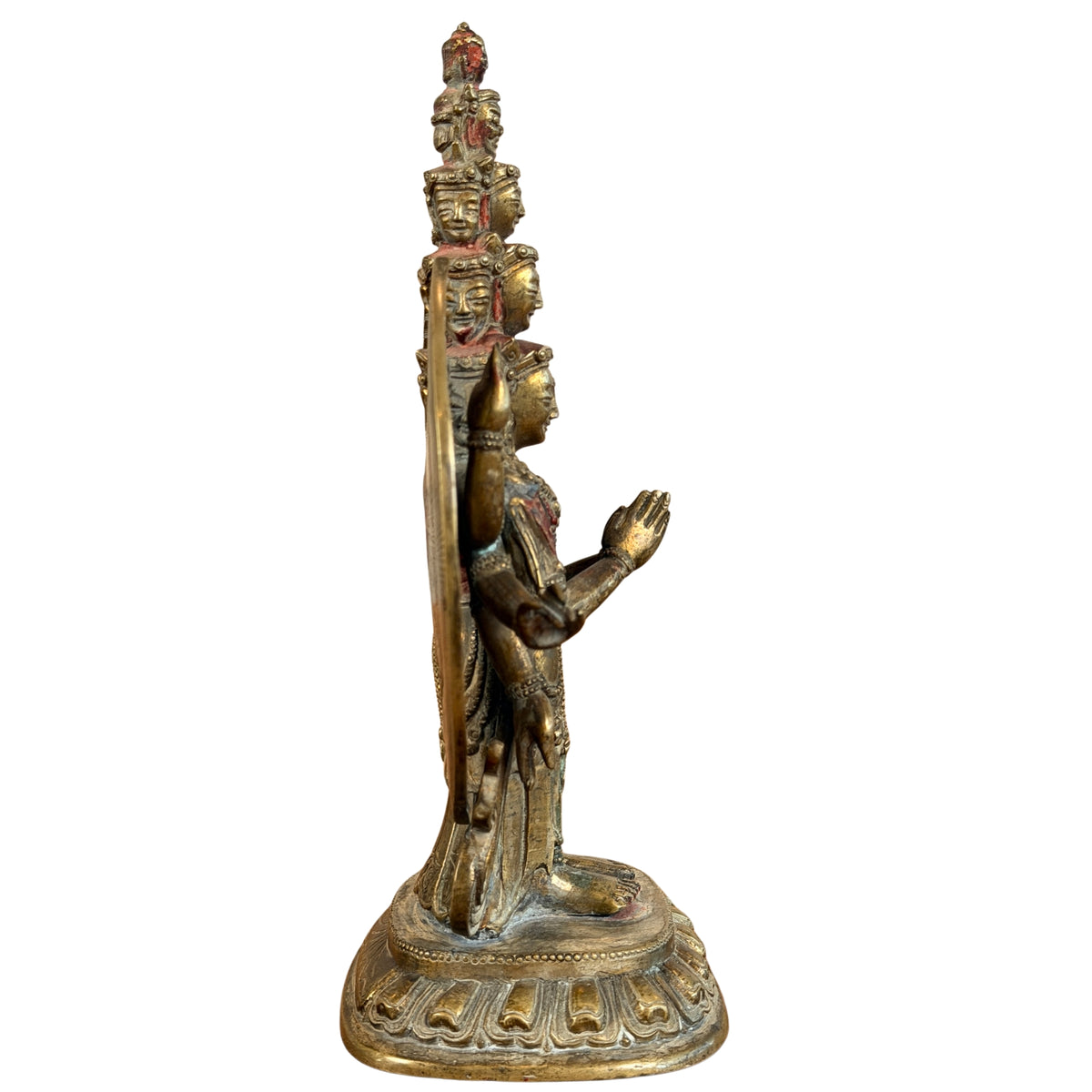 Seitenansicht der stehenden Figur, dahinter die Aureole als flache Platte