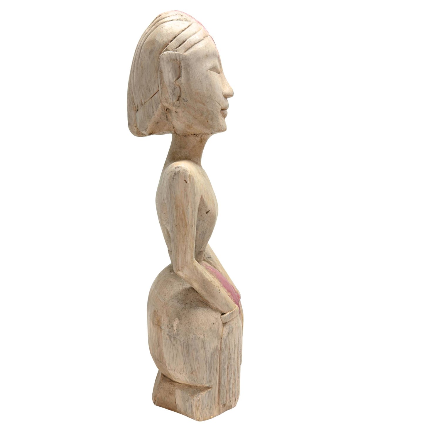 Seitenansicht einer archaischen Stammesstatue mit Knoten und rosa Pigmentierung