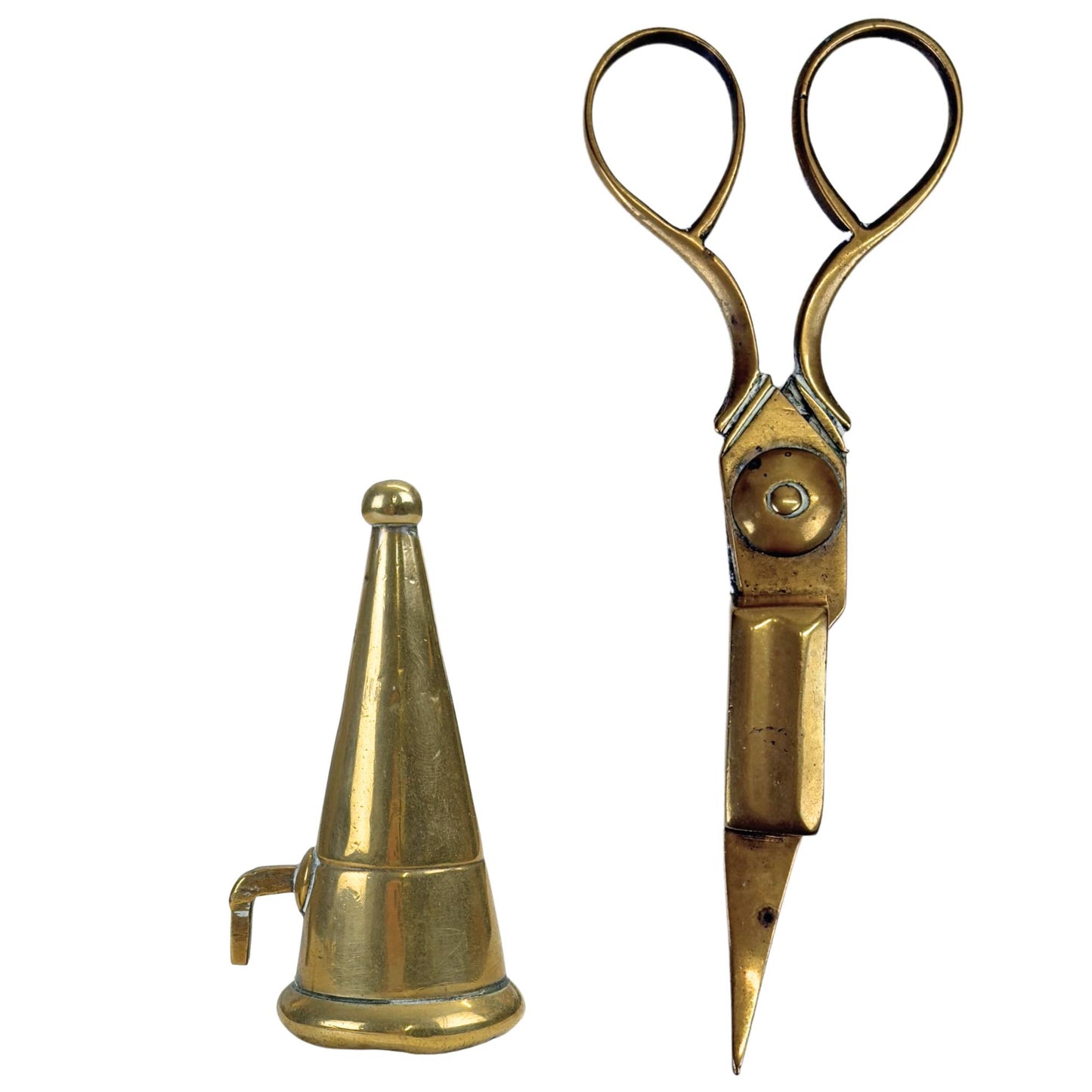 Nahaufnahme des antiken Messing-Löschkegels neben der passenden Kerzenschere, beide im authentischen Stil.