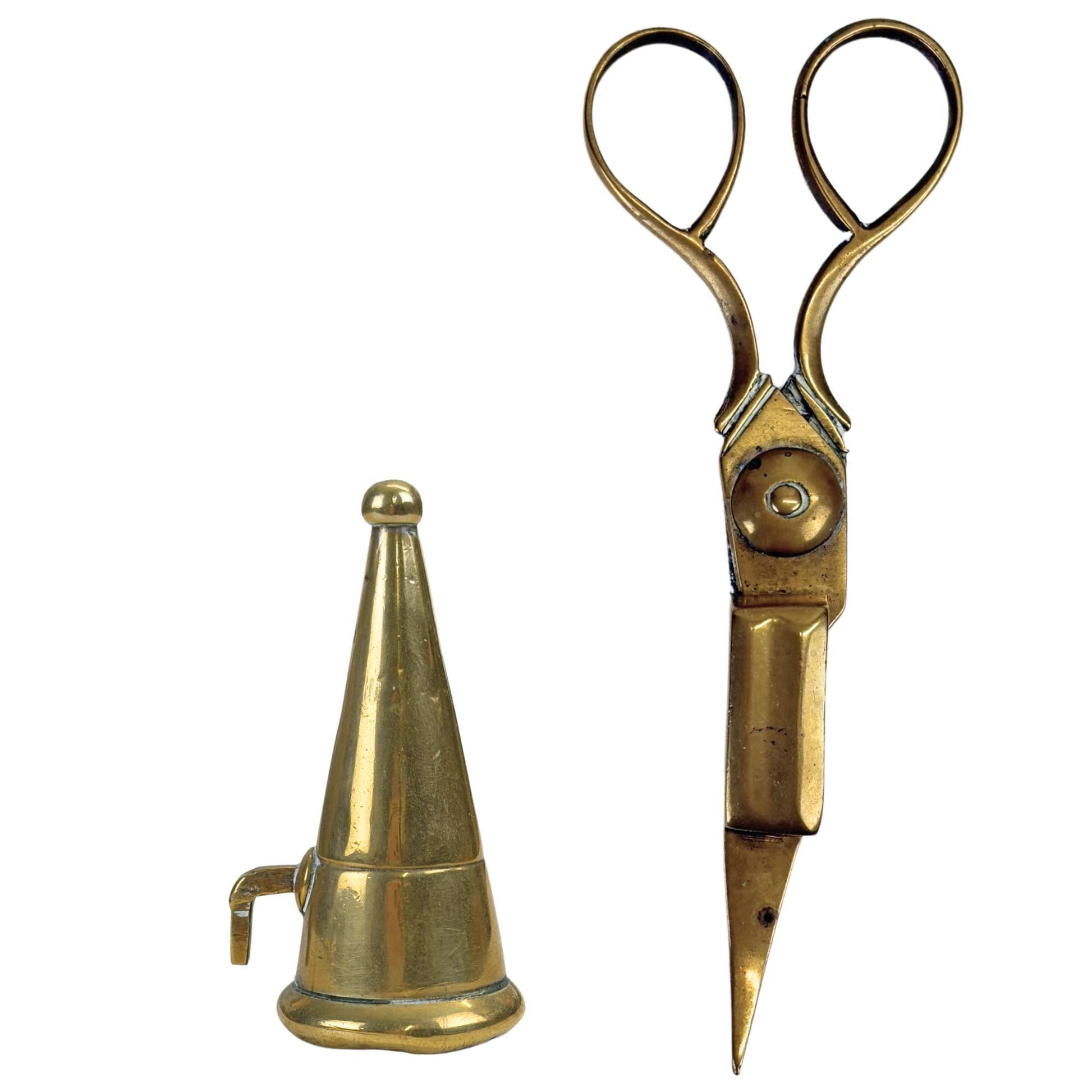 Nahaufnahme des antiken Messing-Löschkegels neben der passenden Kerzenschere, beide im authentischen Stil.