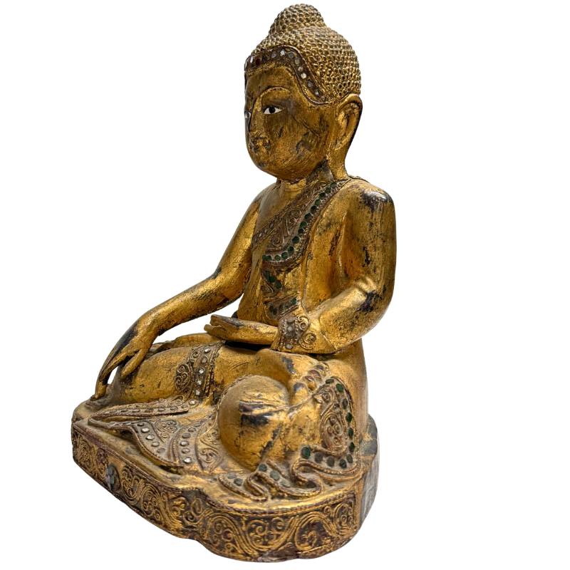 Hochwertige orientalische Kunst und buddhistische Inneneinrichtung, sitzender Buddha aus Holz auf einem mehrschichtigen Thronsockel.