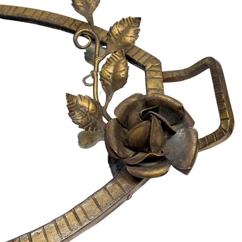 Detail der floralen Verzierungen auf einem antiken französischen Tischobjekt aus Bronze