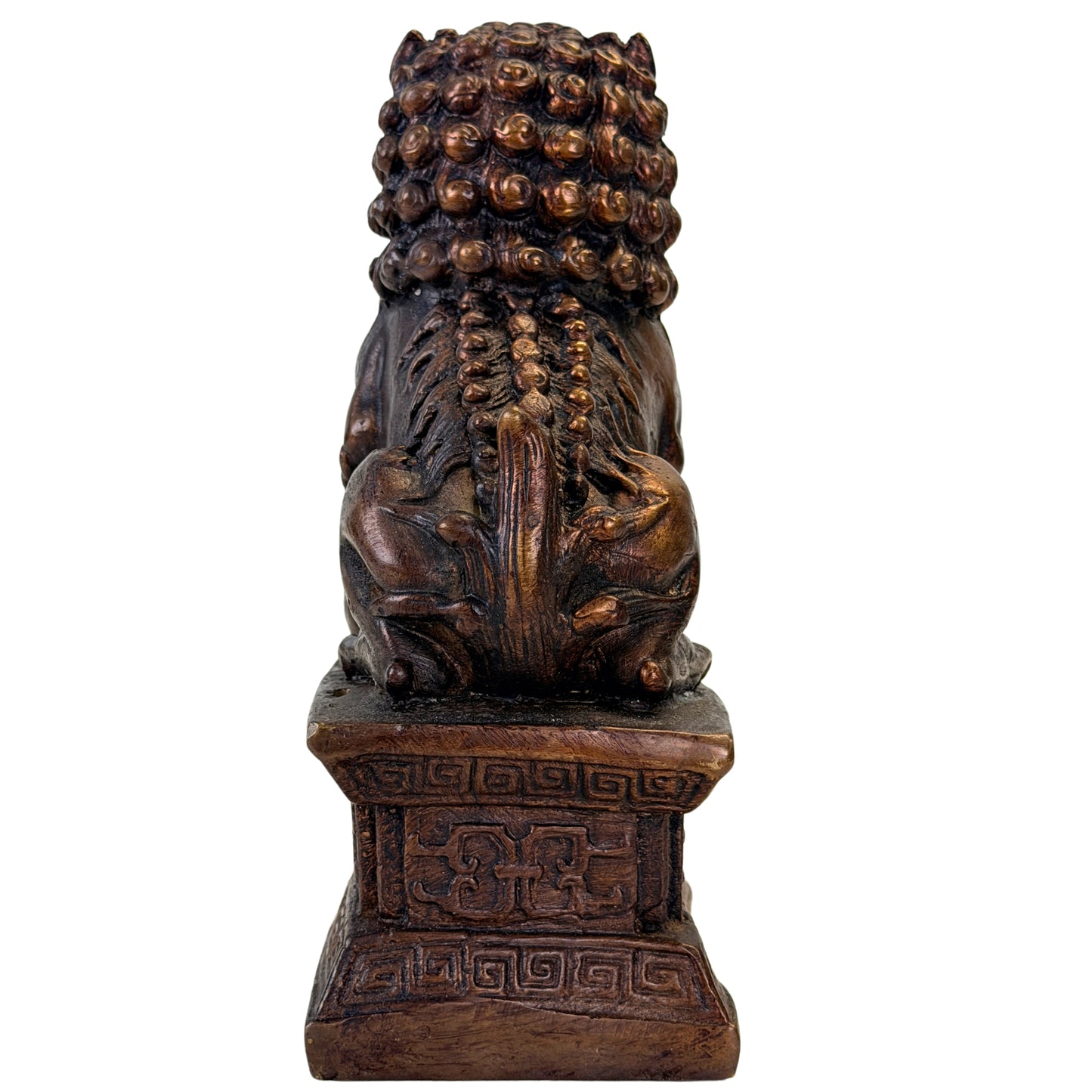 Rückseite des chinesischen Foo Dogs mit plastischen Locken und stilisierter Rücken- und Schweifpartie