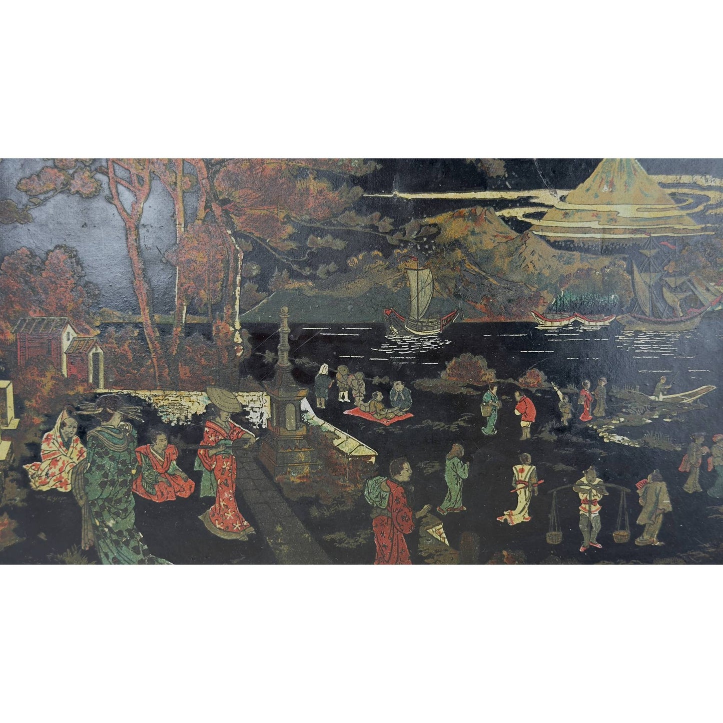Detail einer japonistischen Landschaft mit Figuren, Booten und dem Berg Fuji auf einem antiken Tablett.