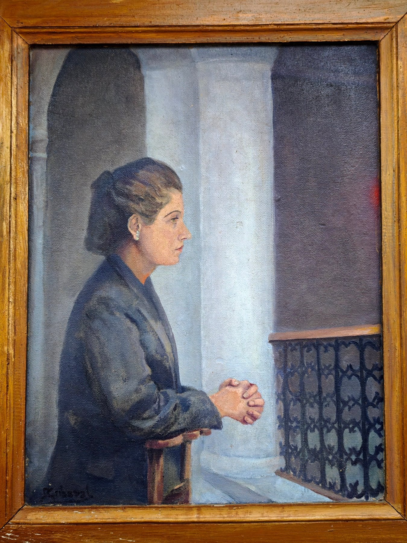 Profilbild einer Frau vor Säulen und Innenraum im Hintergrund