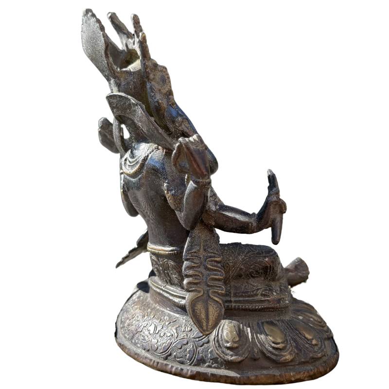 Seitenansicht der bronzenen Ganesha-Skulptur, die die Tiefe und die Details zeigt.