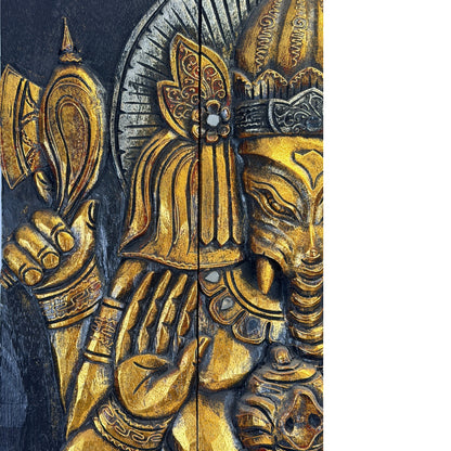 Detail der rechten Arme Ganeshas mit Axt oben und offener, erhobener Handfläche darunter.