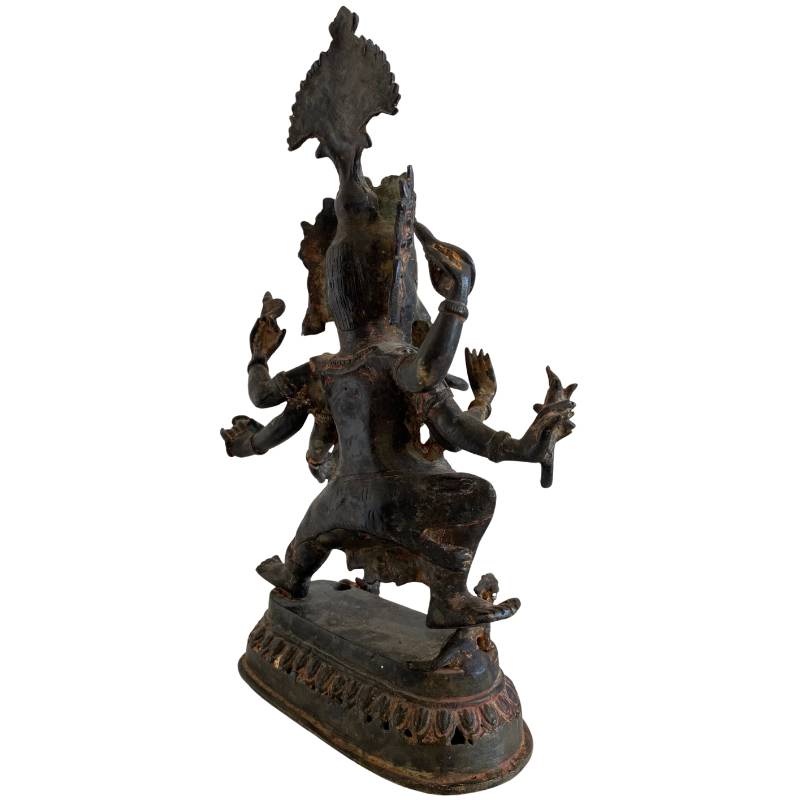 Detail der Waffen und rituellen Attribute einer antiken Ganesha-Statue aus Bronze