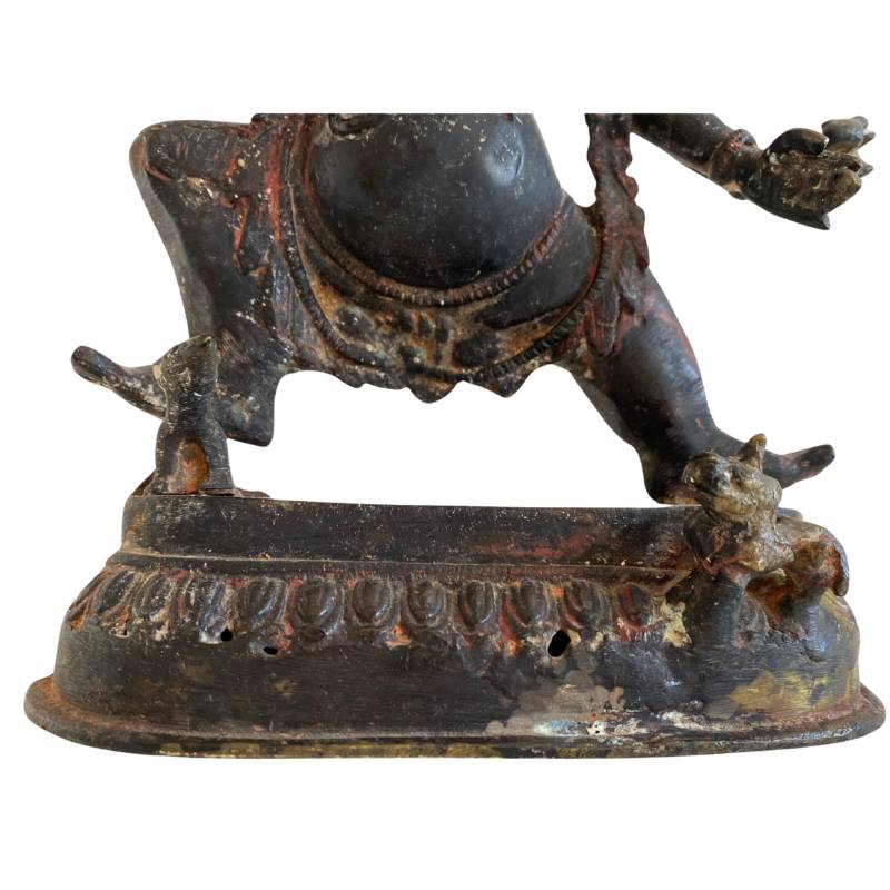 Detail des Elefantenkopfes und der Krone einer antiken Ganesha-Statue aus Bronze