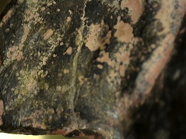 Mikroskopische Patinabildung mit Cuprit und Oxidation auf der Ganesha-Statue