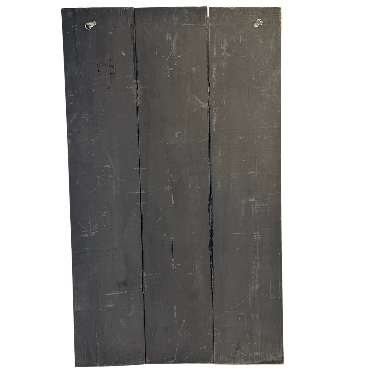 Flach ausgebreitete Rückseite des Holztriptychons mit dunkler Fassung, zwei Aufhängern und sichtbaren Kratzern.