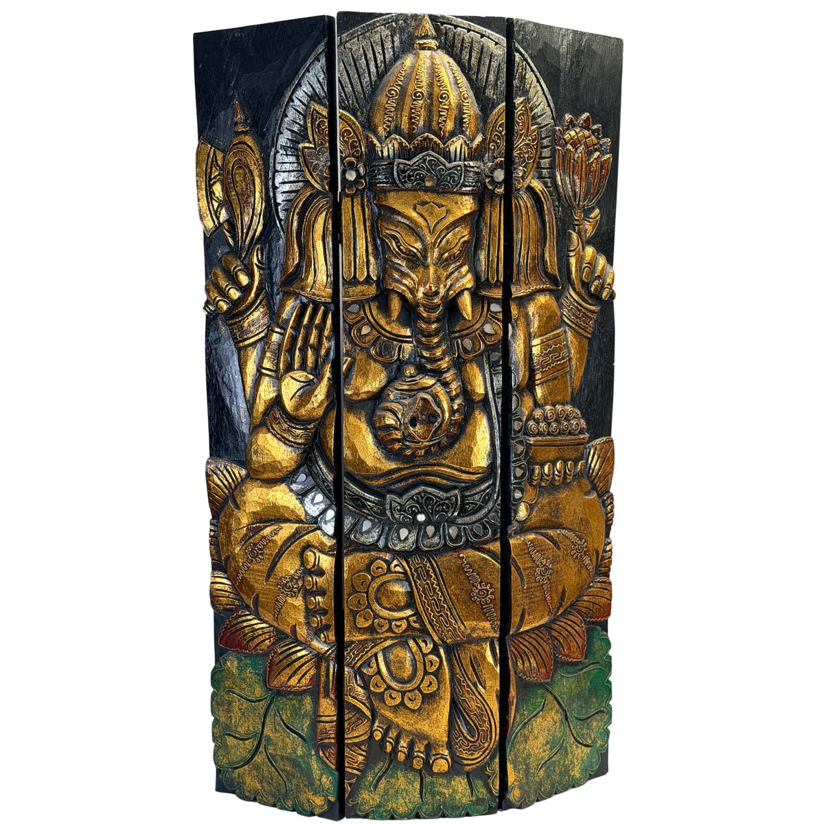 Das Ganesha-Triptychon schräg von vorn mit leicht angewinkelten Seitenflügeln und durchgehendem Relief.
