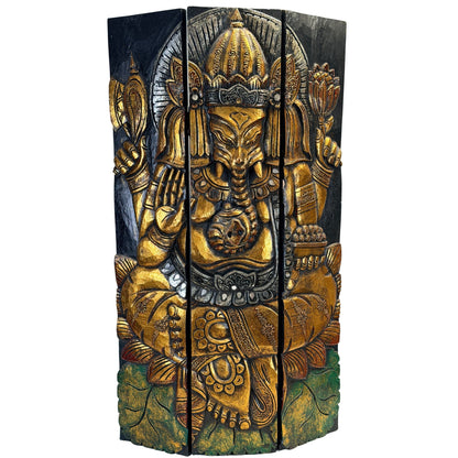 Das Ganesha-Triptychon schräg von vorn mit leicht angewinkelten Seitenflügeln und durchgehendem Relief.