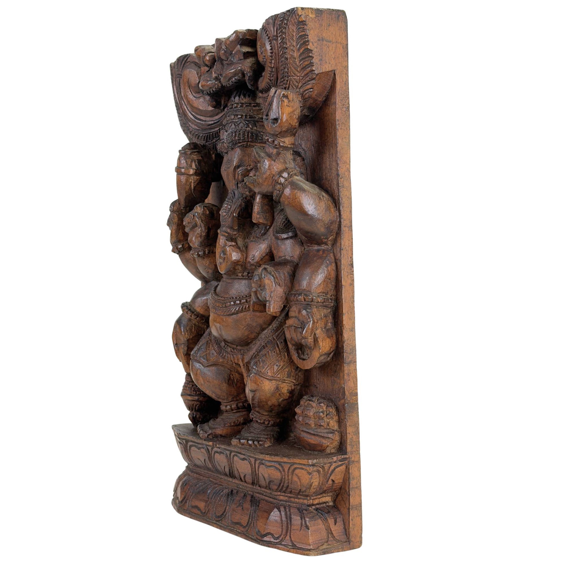 Traditionelle indische Tempelkunst mit Ganesha aus geschnitztem Holz